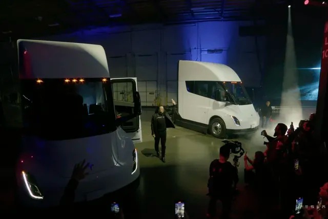 Xe tải điện Tesla Semi đầu tiên được giao sau 3 năm dài trì hoãn, Elon Musk tự tin gọi nó là 'quái vật' - Ảnh 1.