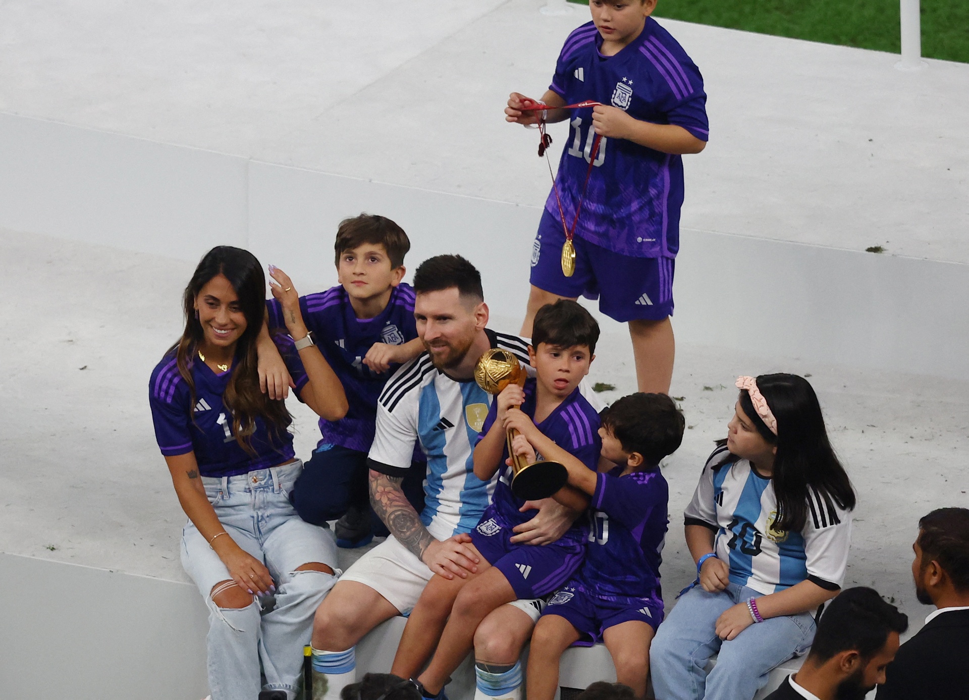 Sự thật bức ảnh con Messi ngất xỉu trên khán đài khi bố vô địch World Cup 2022 - Ảnh 3.