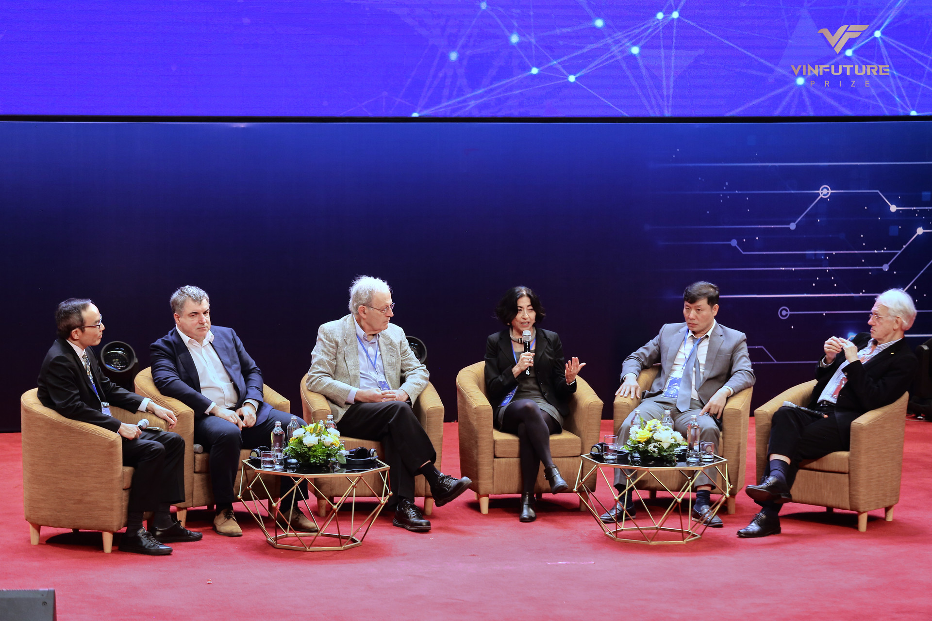 Đến Việt Nam tham dự VinFuture, Giáo sư đoạt giải Nobel Vật lý chia sẻ điều có giá trị hơn việc nhận được 1 tỷ đôla - Ảnh 2.