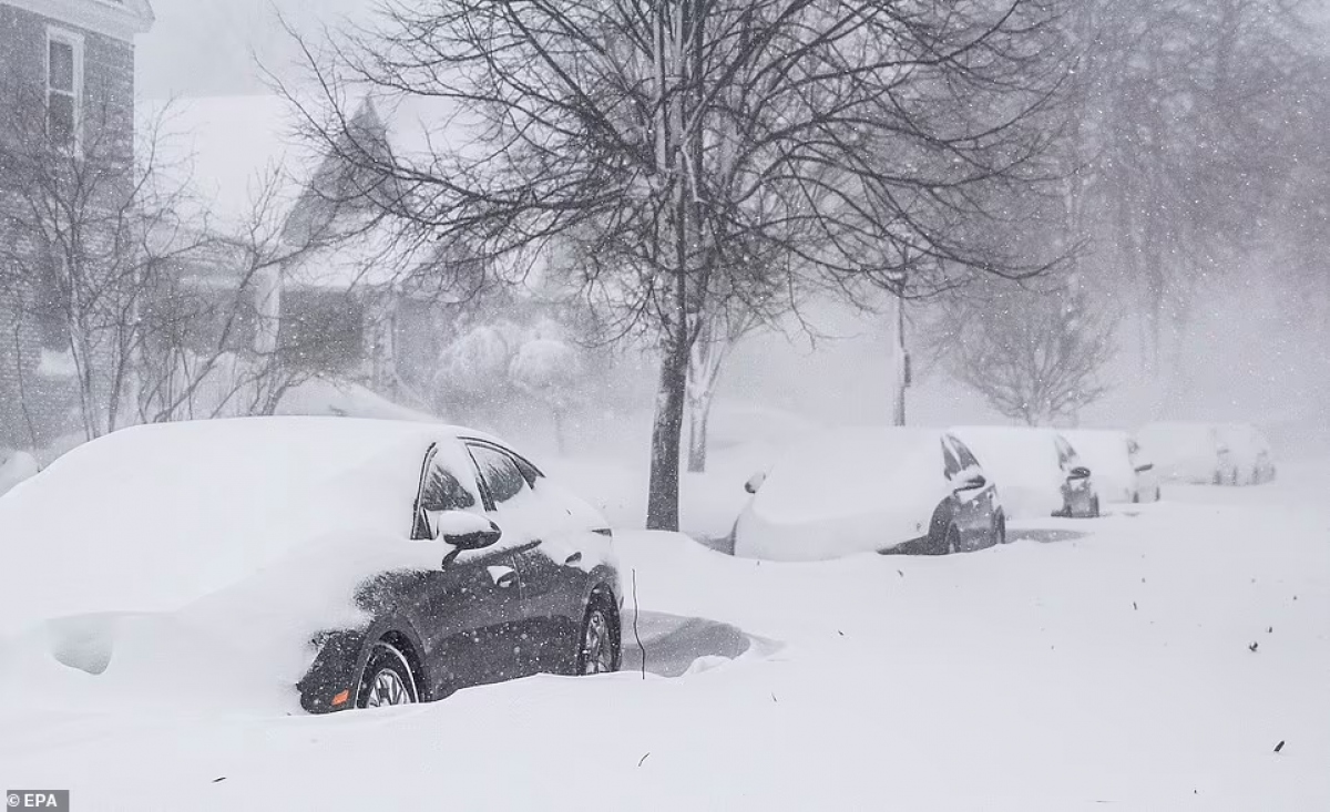 Hình ảnh bão tuyết kinh hoàng ở Mỹ làm hàng chục người thiệt mạng - Ảnh 4.