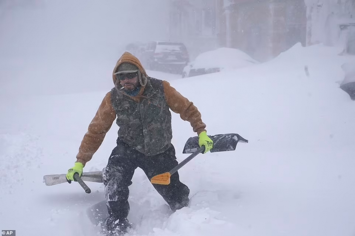 Hình ảnh bão tuyết kinh hoàng ở Mỹ làm hàng chục người thiệt mạng - Ảnh 8.