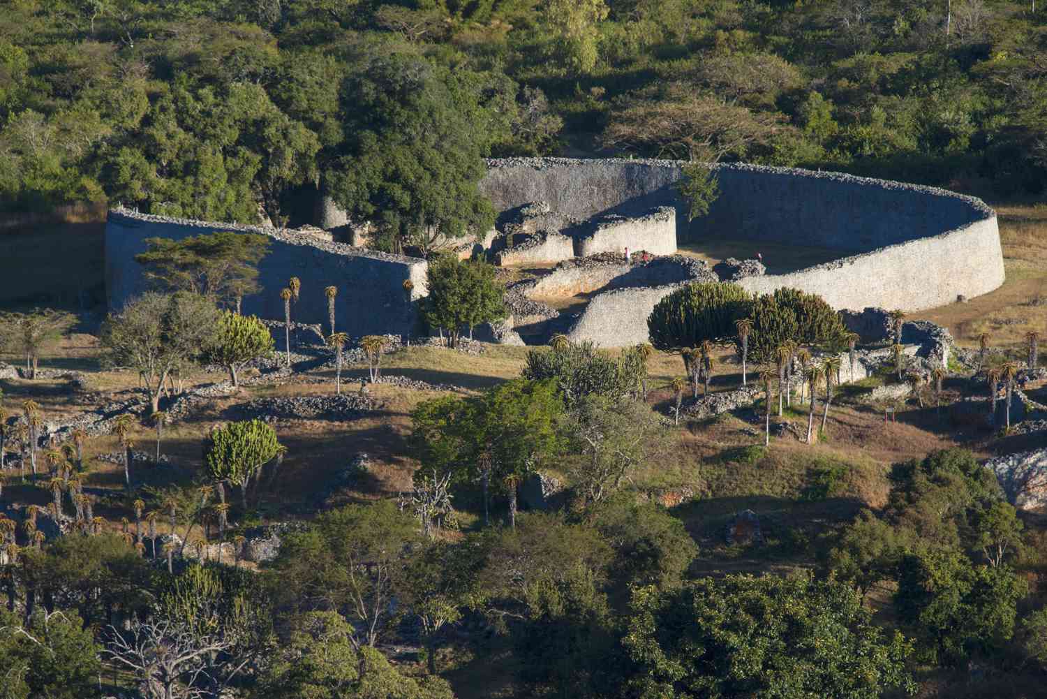 Great Zimbabwe: Tàn tích kỳ lạ của châu Phi - Ảnh 2.