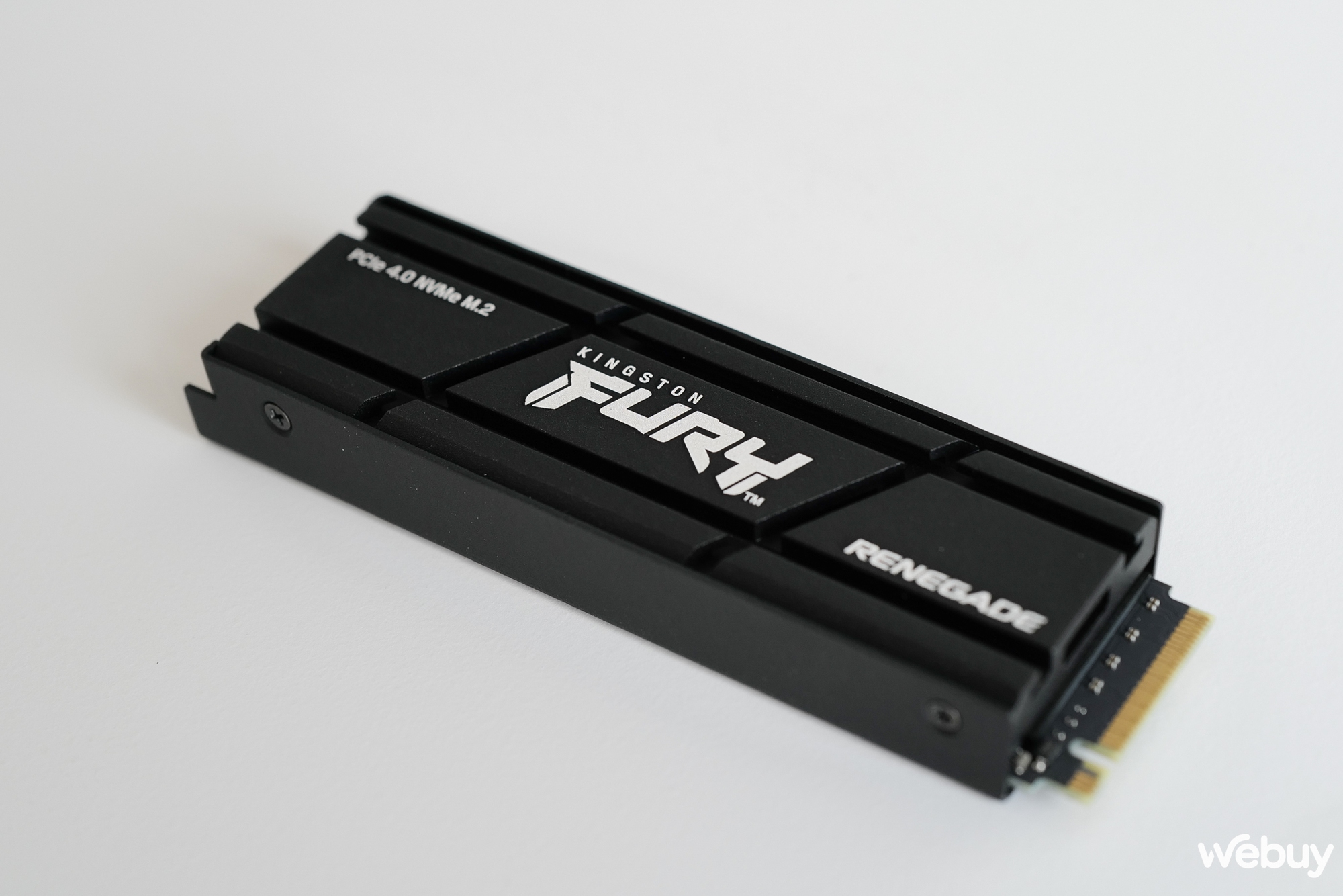 Trên tay SSD cao cấp Kingston Fury Renegade: PCIe 4.0 tốc độ cao, tích hợp sẵn cả tản nhiệt - Ảnh 1.