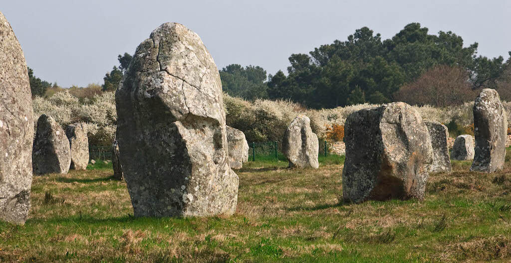 Đá Carnac: Bí ẩn hàng ngàn năm tuổi của nước Pháp - Ảnh 1.