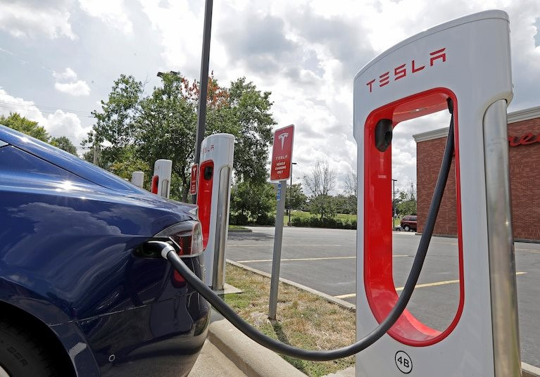 Tesla tiếp tục thống trị thị trường xe điện Mỹ, khoảng cách đang bị các đối thủ thu hẹp dần - Ảnh 2.