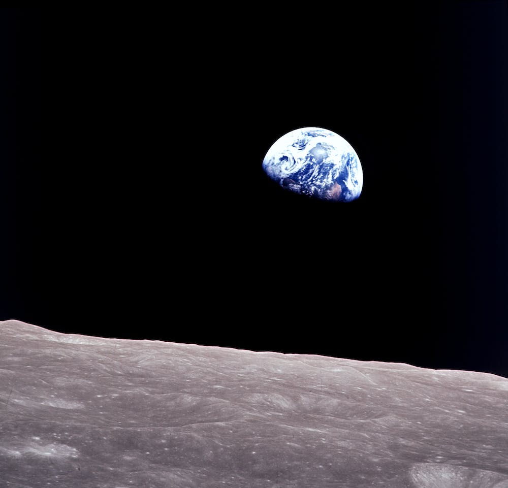 Kỷ niệm 50 năm ngày NASA chụp tấm ảnh Trái Đất trứ danh và thay đổi cách nhân loại nhìn nhận Địa Cầu - Ảnh 2.