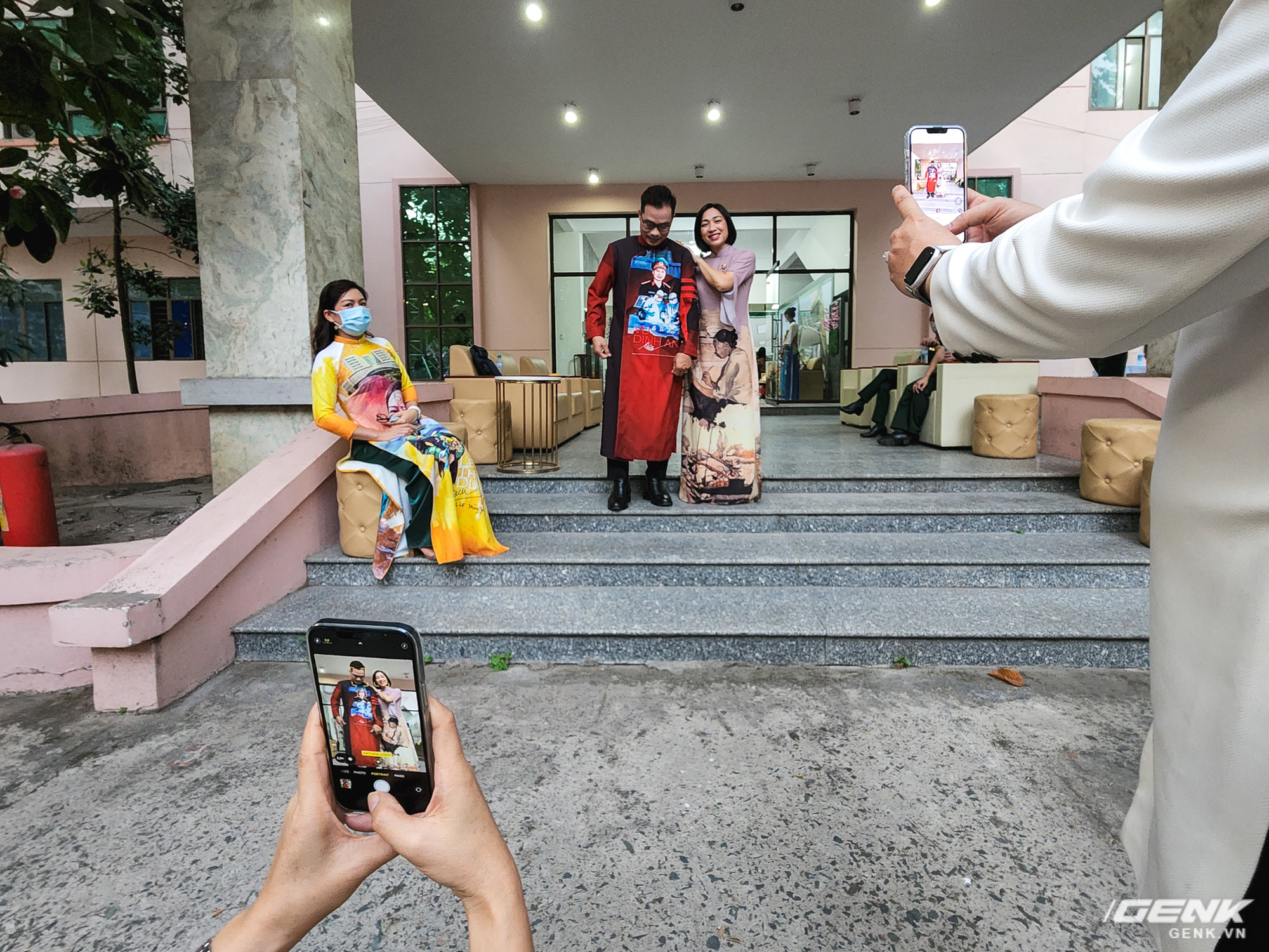 The burst of happiness of 20 medical couples in a special wedding ceremony through the prism of a phone - Photo 5.