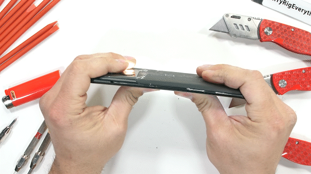 Kiểm chứng độ bền OnePlus 10 Pro và cái kết: Mỏng manh dễ vỡ, bẻ nhẹ là gãy - Ảnh 13.