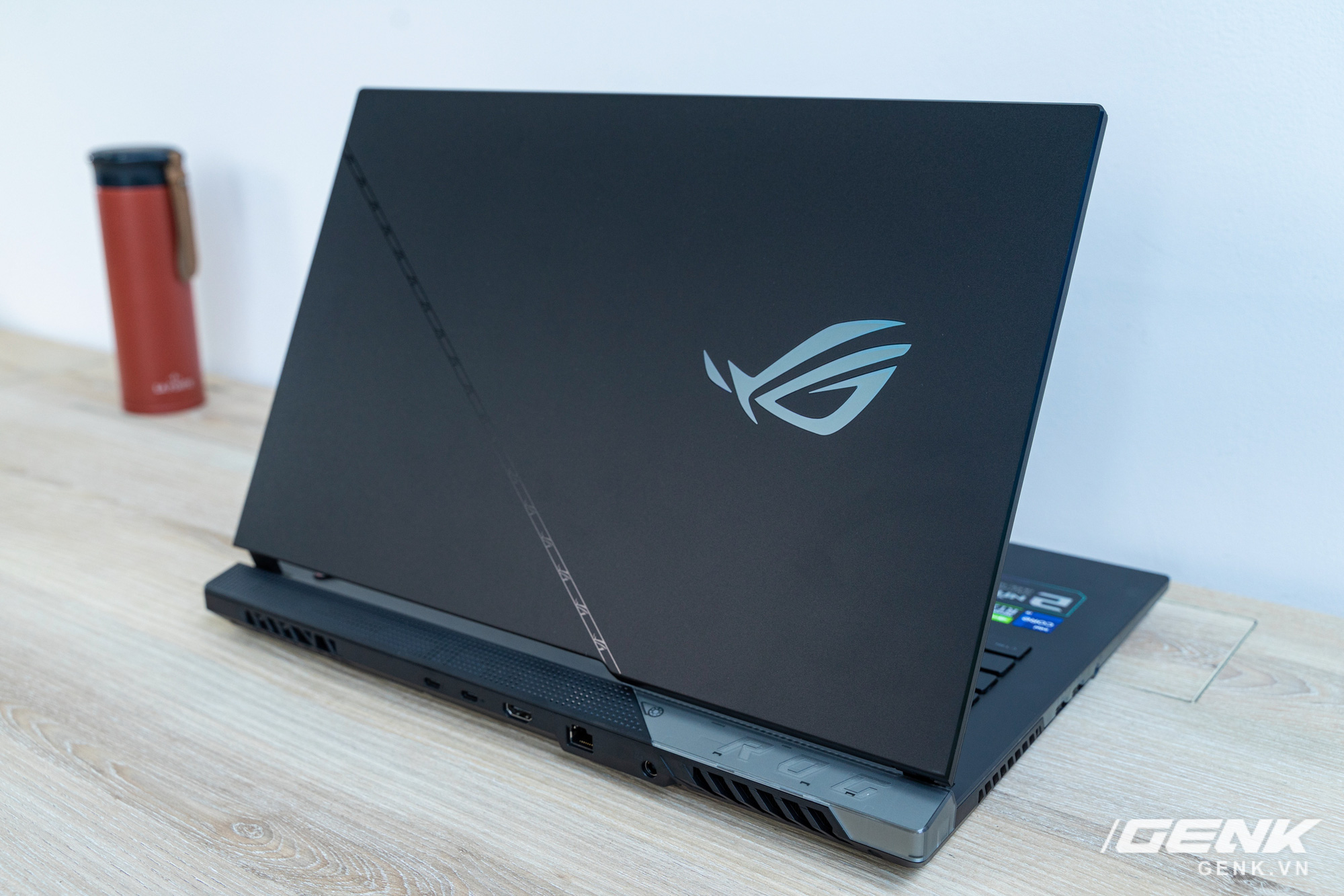 Close-up of ROG Strix SCAR 17, everything is terrible: RTX 3080Ti graphics, 12th generation Intel Core i9, 32GB RAM, priced at nearly 96 million VND - Photo 2.