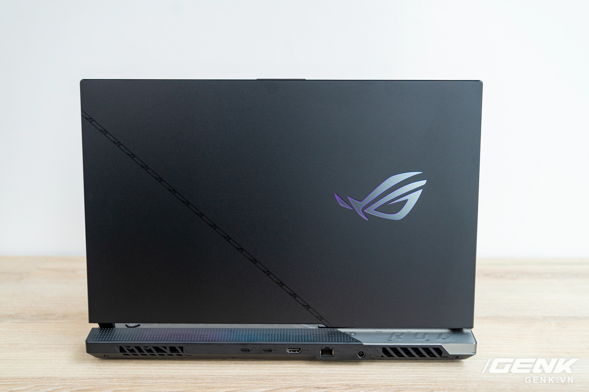 Close-up of ROG Strix SCAR 17, everything is terrible: RTX 3080Ti graphics, 12th generation Intel Core i9, 32GB RAM, costing nearly 96 million VND - Photo 7.