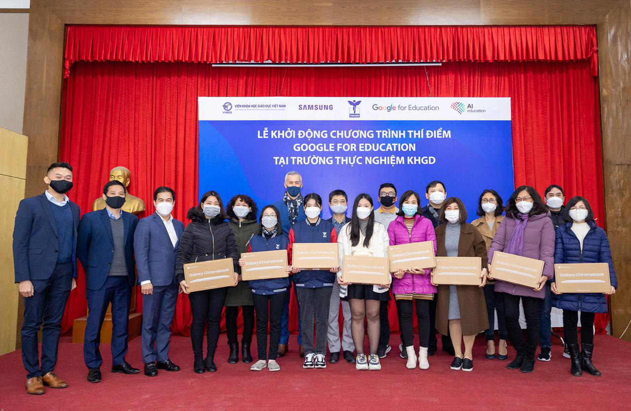 Samsung cooperates with Google to strengthen digital transformation in education at some schools in Vietnam - Photo 1.
