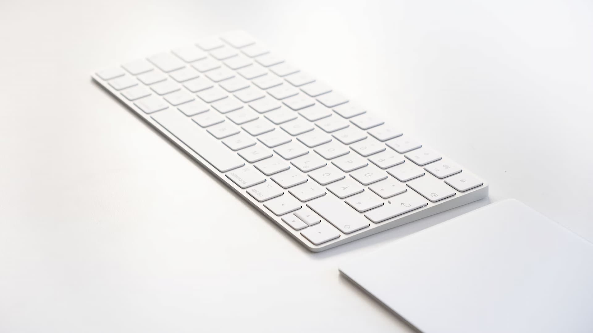 New invention reveals Magic Keyboard in the future that will integrate macOS - Photo 1.