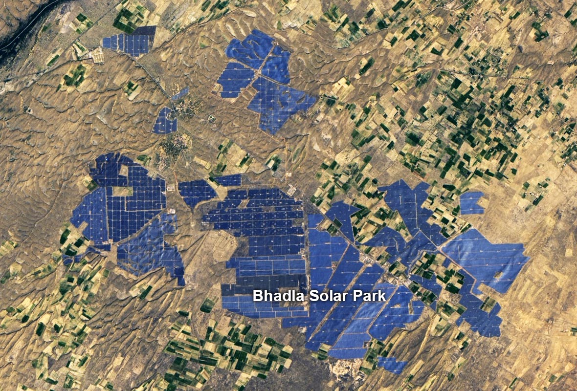 Millions of solar panels cover a corner of the desert through satellite images taken from an altitude of 705 km - Photo 3.