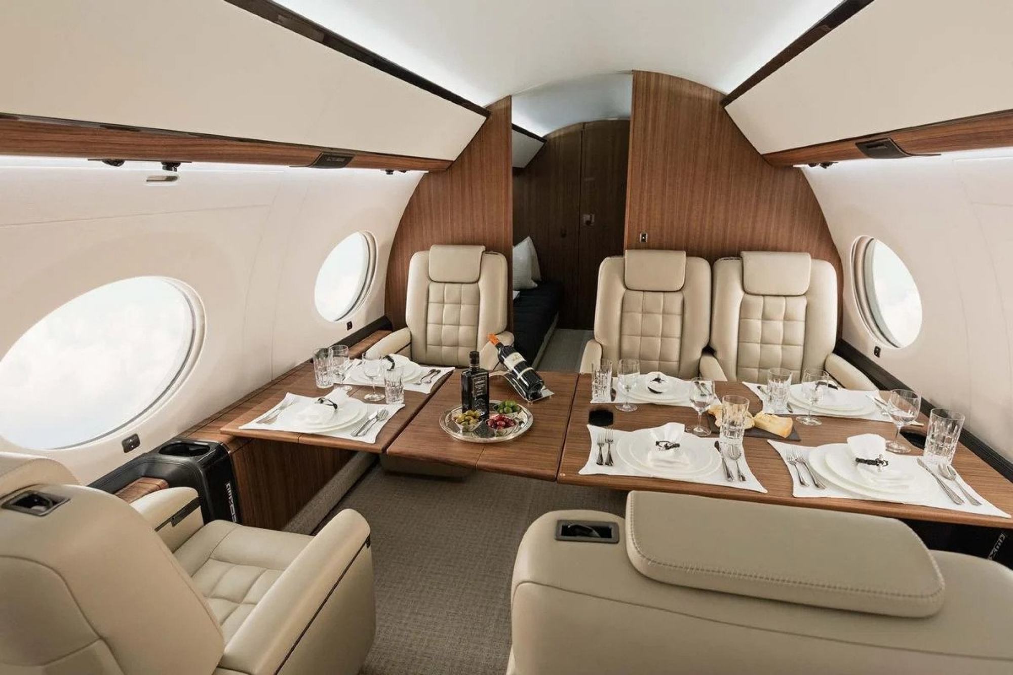 Unbelievable luxury inside the billionaire's $70 million private jet at home rented Elon Musk - Photo 3.