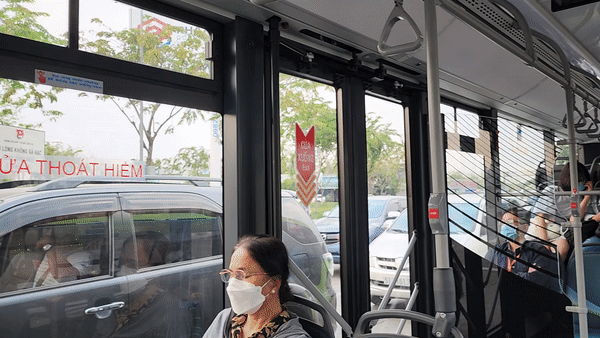 Bỏ 7K trải nghiệm xe buýt điện đầu tiên ở Sài Gòn: Có wifi, cổng sạc USB xài tẹt ga, bonus cực nhiều tiện ích đáng khen - Ảnh 1.