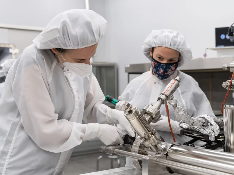 Preparing to return to the Moon, NASA opened a tube containing soil and rock samples collected by the Apollo 17 mission 50 years ago - Photo 3.