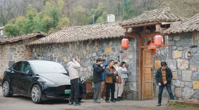 Ngôi làng Trung Quốc mua 40 xe điện Tesla để đi bán hàng rong - Ảnh 2.