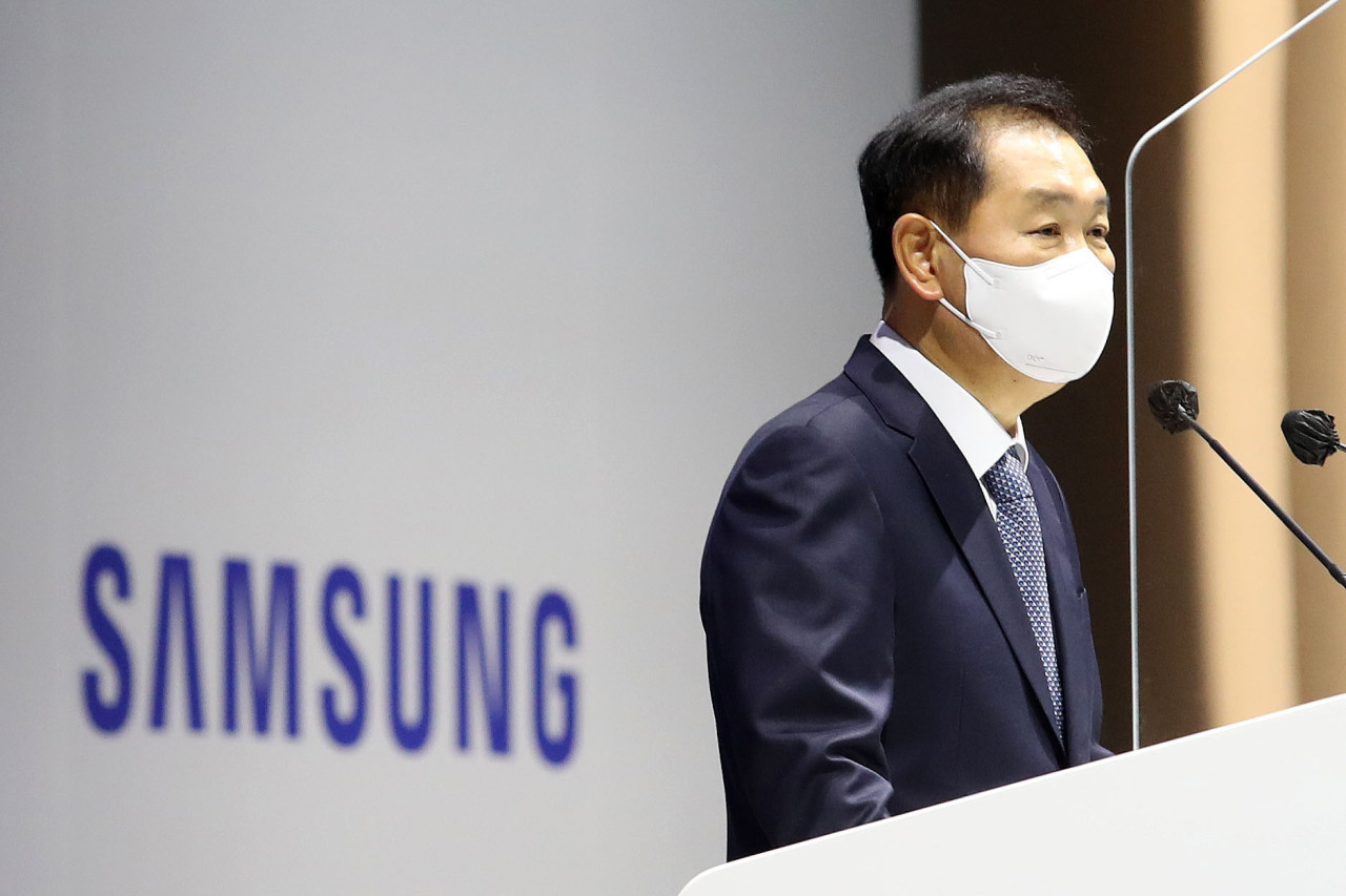 Samsung CEO bowed his head to apologize for the Galaxy S22 performance 'squeezing' scandal - Photo 1.