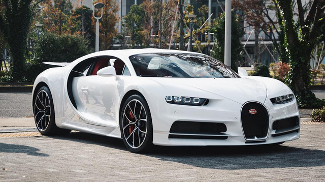 Bugatti Chiron tự chế trị giá tiền tỷ của nhóm bạn trẻ Quảng Ninh nâng cấp: Màu mới, mâm phay, đọ dáng với Kia Cerato để thấy kích thước khủng - Ảnh 2.