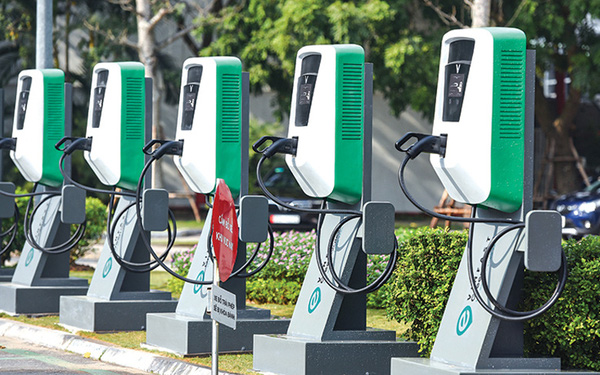 VinFast shook hands with EVN, aiming to build 3,000 charging stations nationwide - Photo 1.
