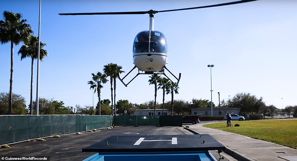 The longest car in the world was restored, broke the old record, has an airport, a golf course, a bathtub on the car - Photo 5.