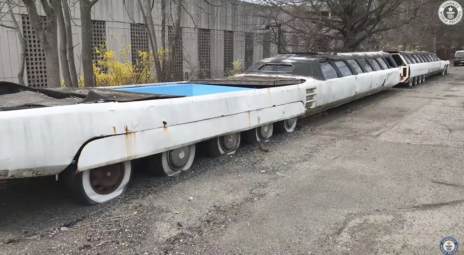 The longest car in the world was restored, broke the old record, has an airport, a golf course, a bathtub on the car - Photo 3.