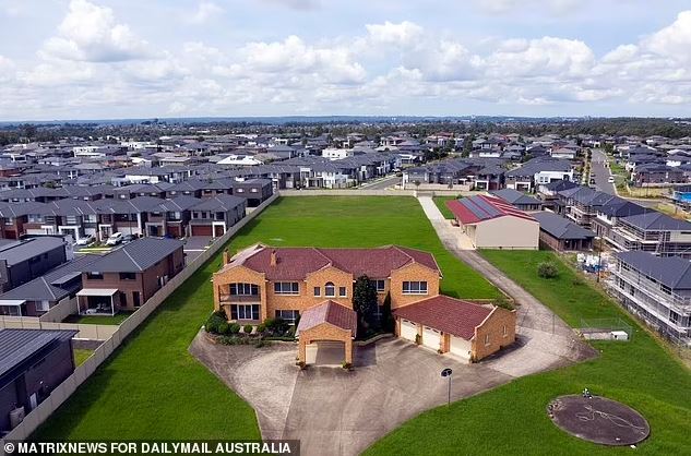 Australia: Refusing millions of dollars to live comfortably in a spacious house, cutting through the cramped, close planning area - Photo 2.