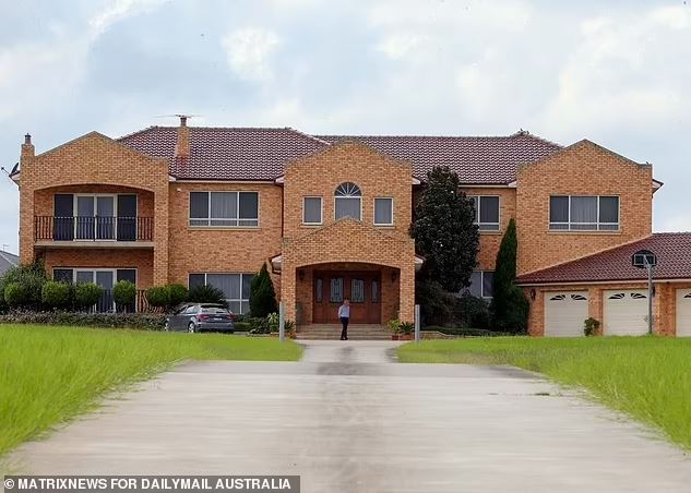 Australia: Refusing millions of dollars to live comfortably in a spacious house, cutting through the cramped, close planning area - Photo 4.