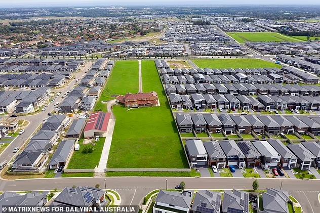 Australia: Refusing millions of dollars to live comfortably in a spacious house, cutting through the cramped, close planning area - Photo 5.