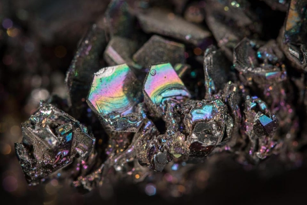 Đi tìm vật liệu cứng nhất trên Trái đất, kim cương không có cửa trong top 5 - Ảnh 3.