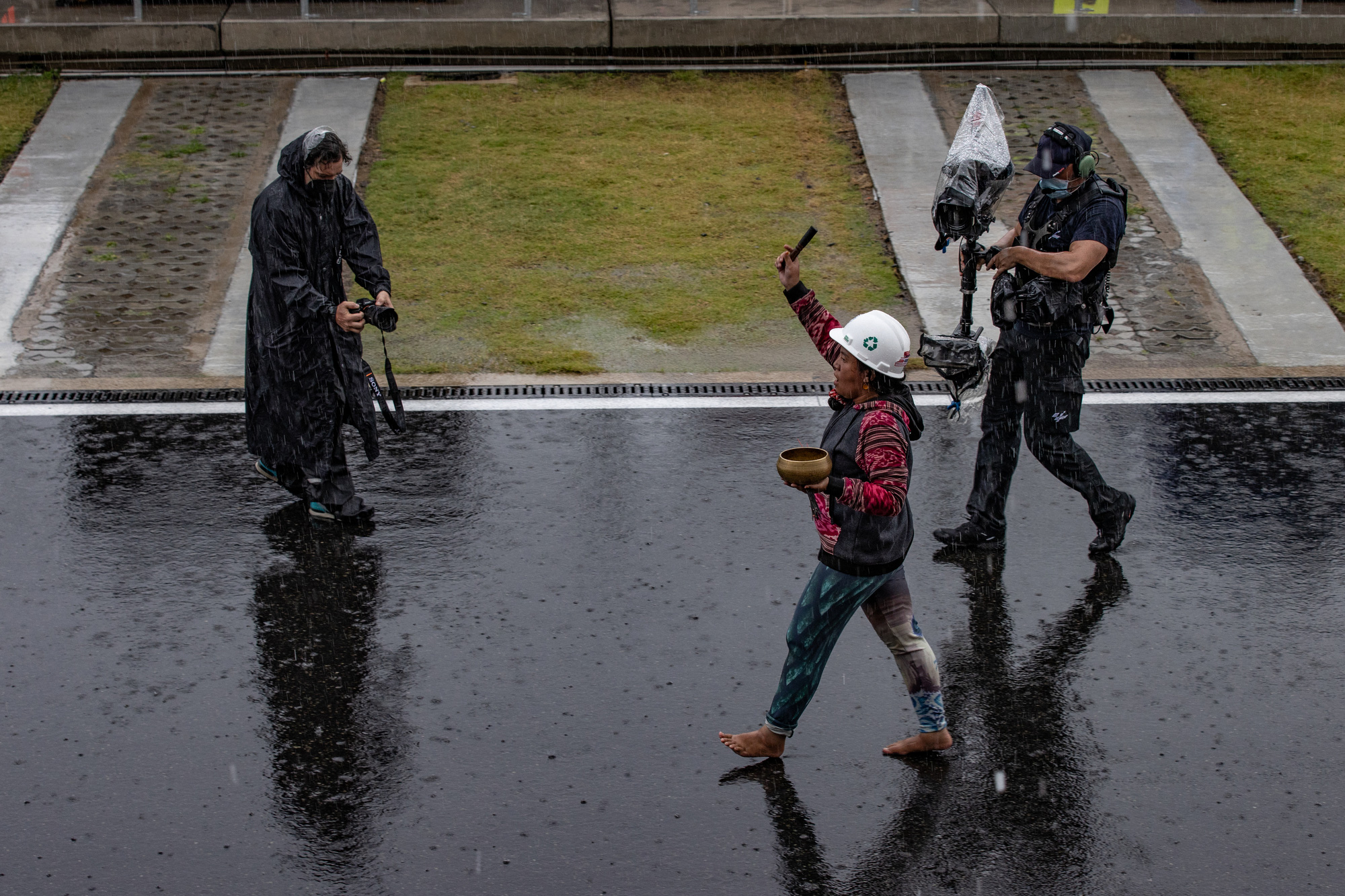 Indonesia hired a shaman to chase the rain at the MotoGP race, and the weather stopped - Photo 1.