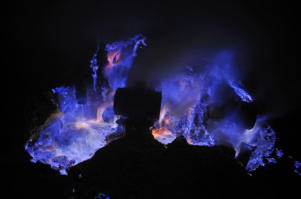 Explaining the mysterious phenomenon, the volcano erupts blue lava - Photo 3.