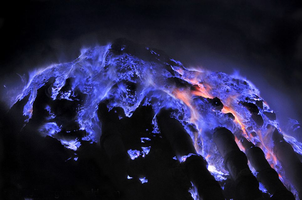 Explaining the mysterious phenomenon, the volcano erupts blue lava - Photo 4.