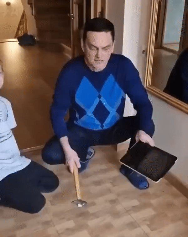 Russian father smashes iPad in front of his son, protesting Apple's behavior - Photo 1.