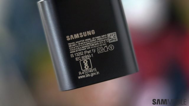 Ngay cả các smartohone giá rẻ của Samsung cũng sẽ không được tặng sạc - Ảnh 1.