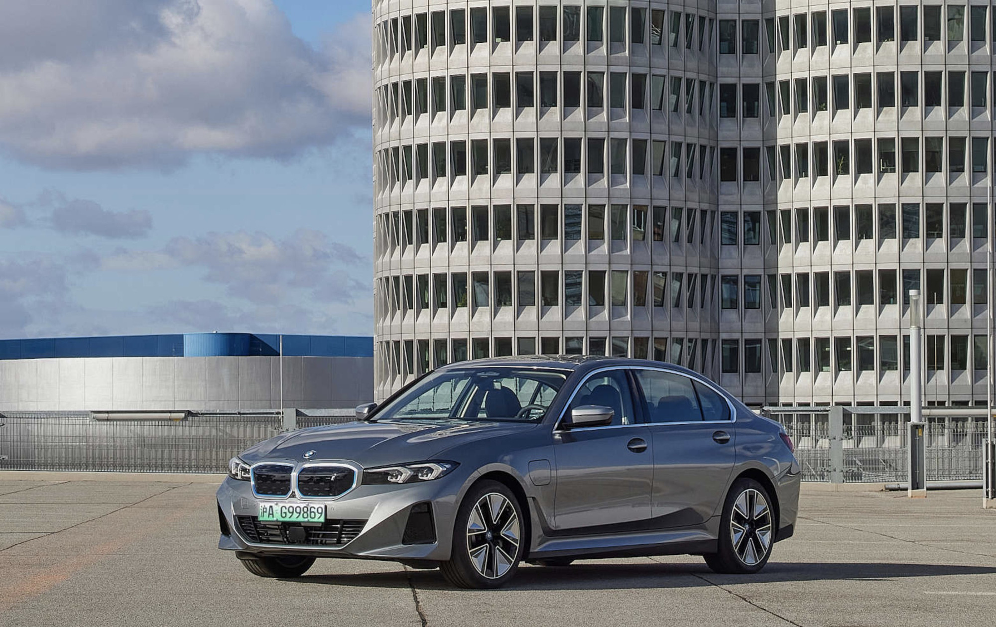 BMW 3-Series electric version launched, only for the Chinese market - Photo 1.