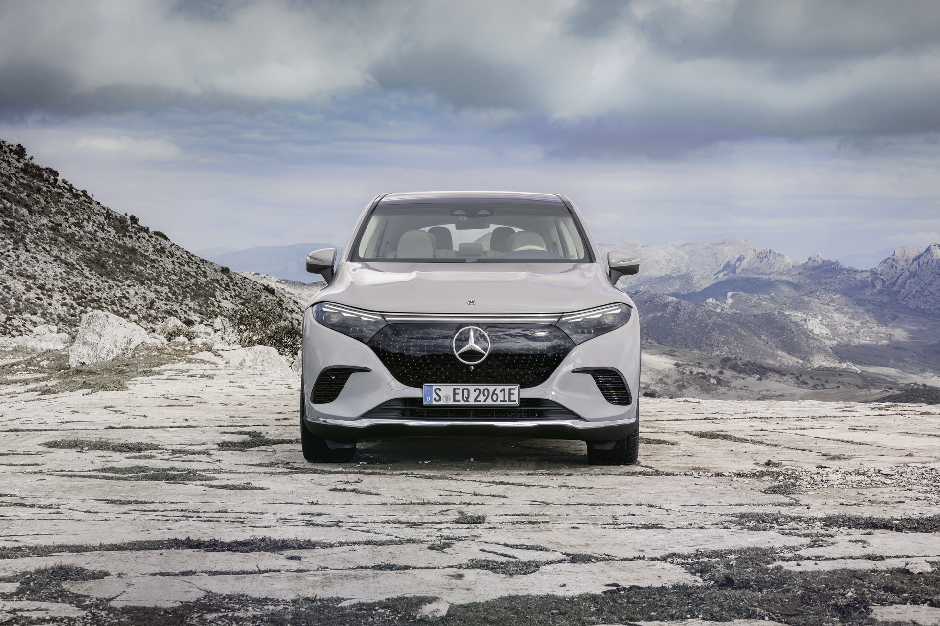 The Mercedes-Benz EQS super product officially has an SUV version - the 'new king' of the electric luxury SUV segment is here - Photo 1.