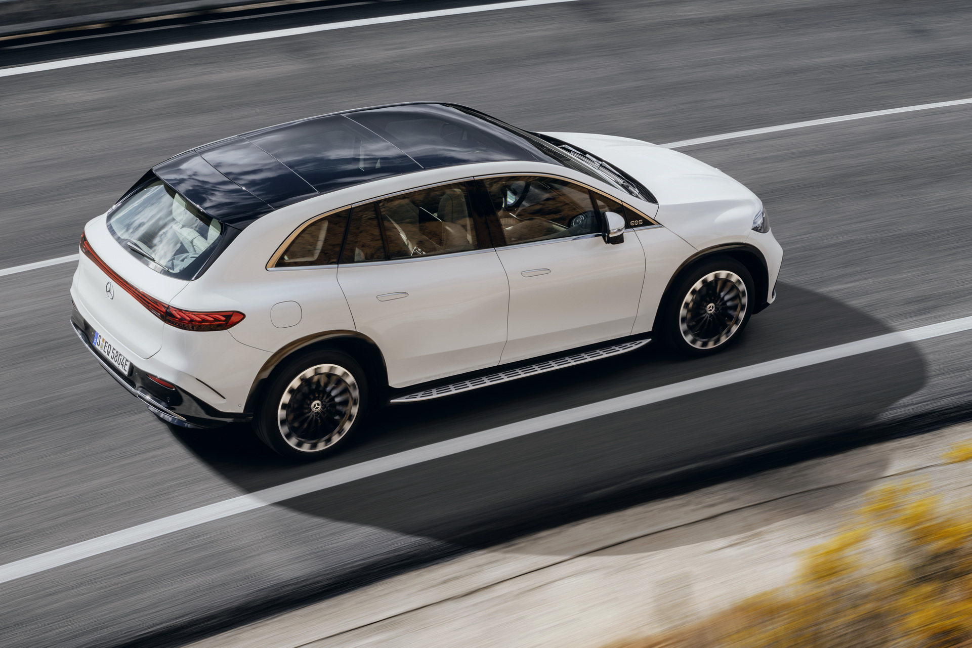 The Mercedes-Benz EQS super product officially has an SUV version - the 'new king' of the electric luxury SUV segment is here - Photo 5.