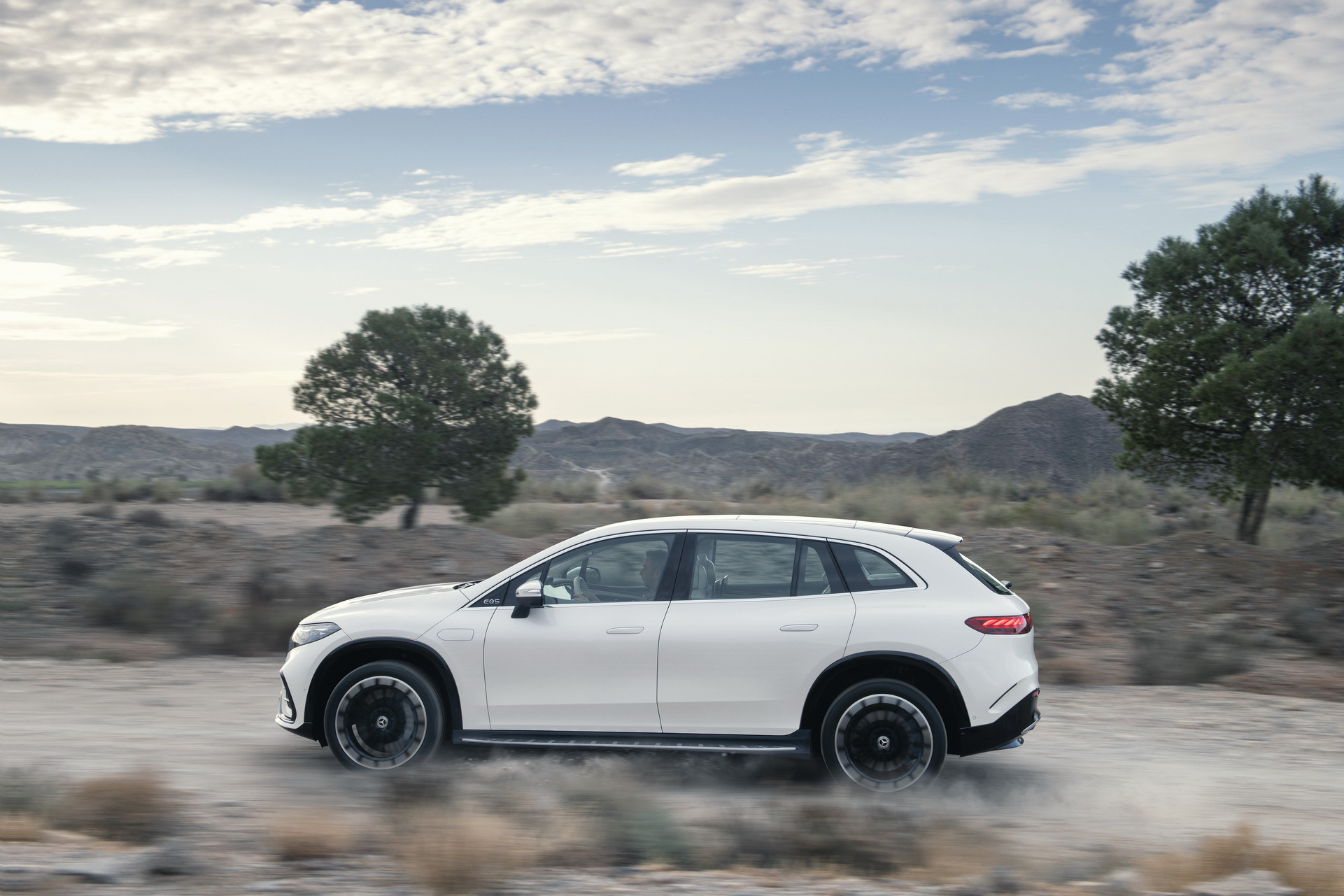 The Mercedes-Benz EQS super product officially has an SUV version - the 'new king' of the electric luxury SUV segment is here - Photo 3.