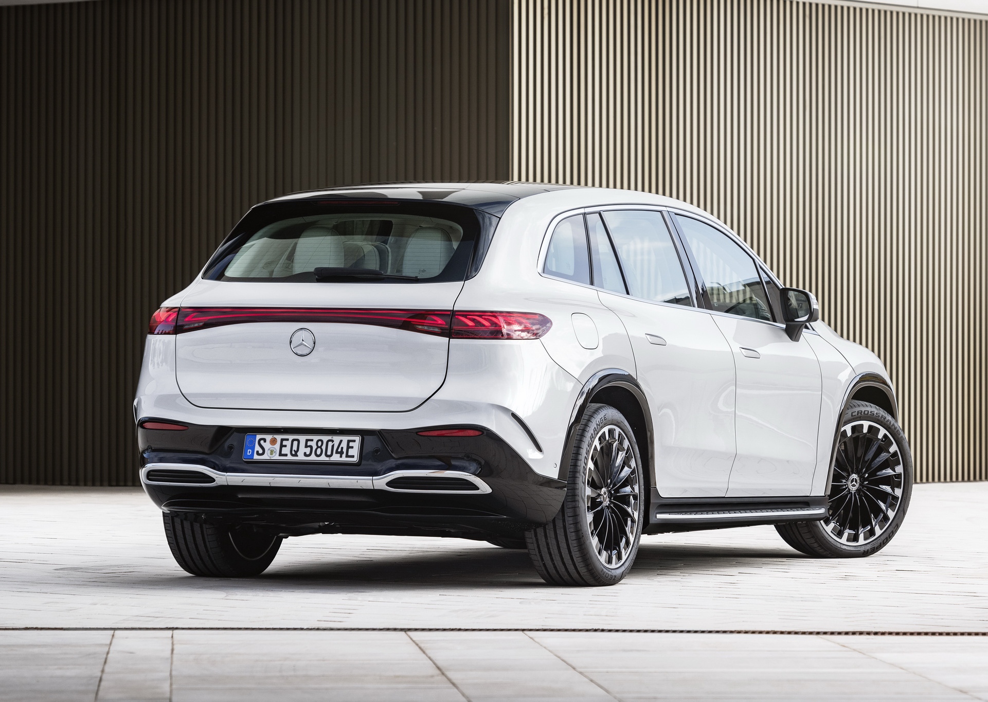 The Mercedes-Benz EQS super product officially has an SUV version - the 'new king' of the electric luxury SUV segment is here - Photo 4.