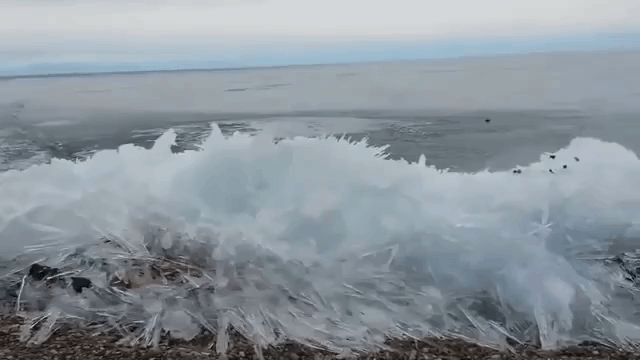 Hiện tượng kỳ lạ: Sóng đóng băng, vỡ tan như kính trên hồ nước ngọt lớn nhất thế giới - Ảnh 1.