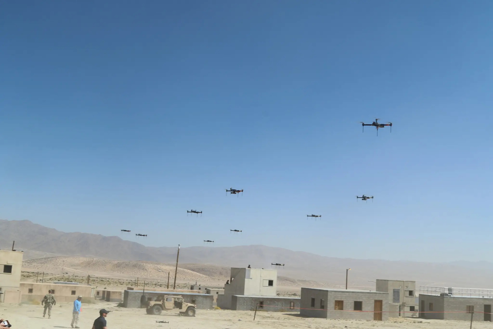 The US military tested the strategy of fighting the council with a large number of drones in the sky of Utah - Photo 5.