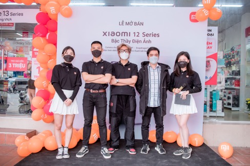 Xiaomi 12 series opened for sale nationwide, super products have reached consumers - Photo 1. Xiaomi 12 series mở bán trên toàn quốc, siêu phẩm đã đến tay người tiêu dùng - Ảnh 1.