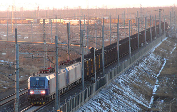 With a tonnage of 20,000 tons, a length of up to 2.6 km, the whole country of 1.4 billion people has just over 600 people qualified to drive this train - Photo 1.