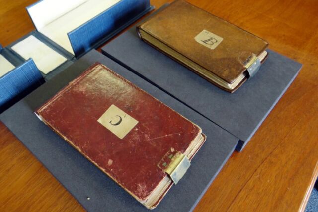 Sau 20 năm lưu lạc, 2 cuốn sổ tay vô giá của Charles Darwin đã được người bí ẩn trả lại Thư viện Đại học Cambridge - Ảnh 2.
