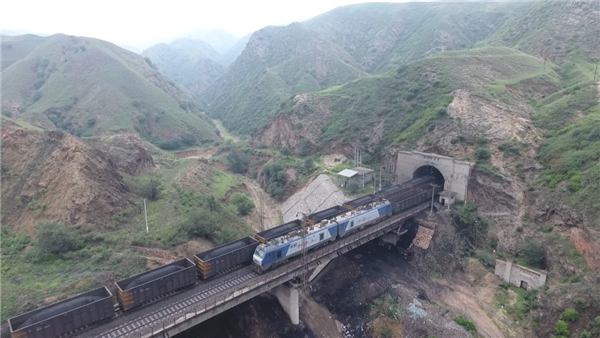 With a tonnage of 20,000 tons, a length of up to 2.6 km, the whole country of 1.4 billion people has only more than 600 people qualified to drive this train - Photo 2.