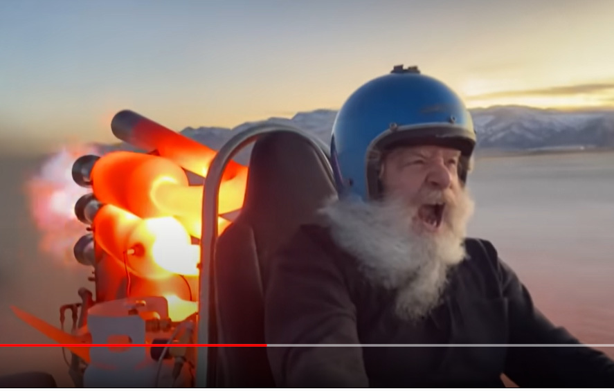 Astonishingly, the 60-year-old man made his own go-kart monster equipped with 3 pulse jet engines: Speed ​​up to 145 km/h, extremely intense flamethrower exhaust, everyone must be in awe - Photo 1.
