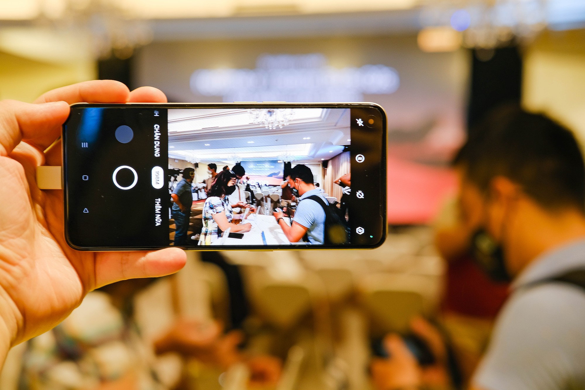 On hand, realme 9 super quality 108MP cameras cost less than 7 million VND, with realme Buds Q2s smart headphones in Vietnam - Photo 6.