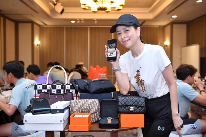 Without regret spending mountains of money giving iPhone 13, Rolex watches to Thai players, female billionaire Madam Pang surprised when using an old phone - Photo 3.