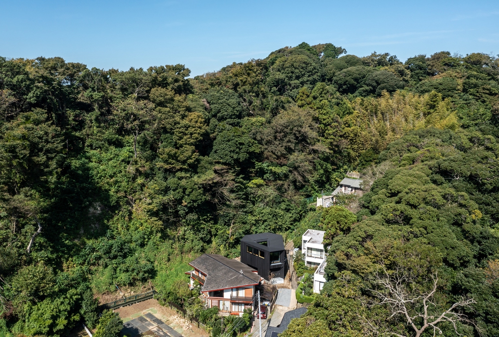  Căn nhà như viên ngọc đen giữa rừng núi Nhật Bản - Ảnh 2.